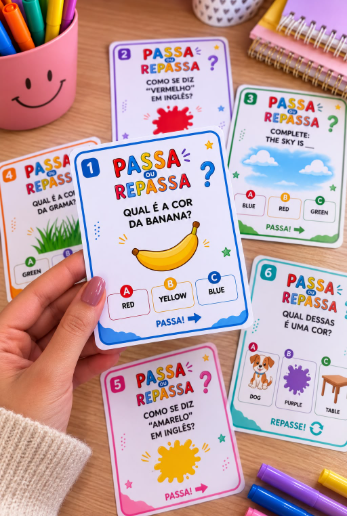 Cartas coloridas espalhadas na mesa